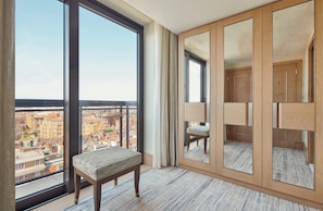 Luxury Suite | Minibar, in-room safe, desk, blackout curtains