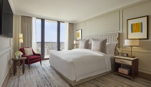 Minibar, in-room safe, desk, blackout curtains - Jumeirah Carlton Tower London (London)
