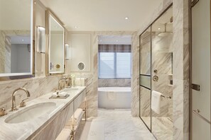Free toiletries, hair dryer, bathrobes, slippers - Jumeirah Carlton Tower London (London)