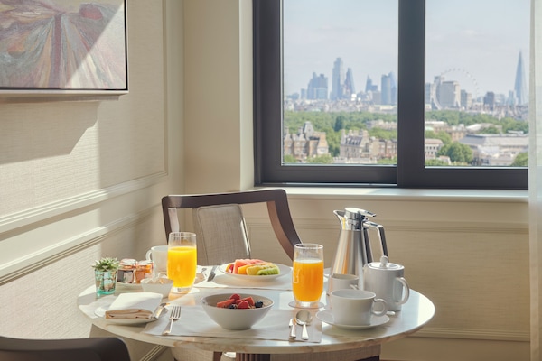 Executive Suite, City View | Minibar, in-room safe, desk, blackout drapes