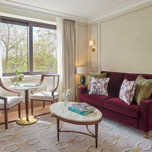 Suite (Garden) | Minibar, caja de seguridad en la habitación y escritorio 