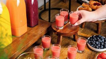 A breakfast setting with various food items and drinks.