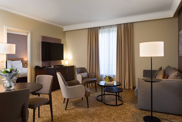 1 bedroom, premium bedding, desk, laptop workspace