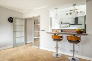 Apartamento, 2 quartos, sacada | Roupas de cama premium, escrivaninha, espaço de trabalho para notebook