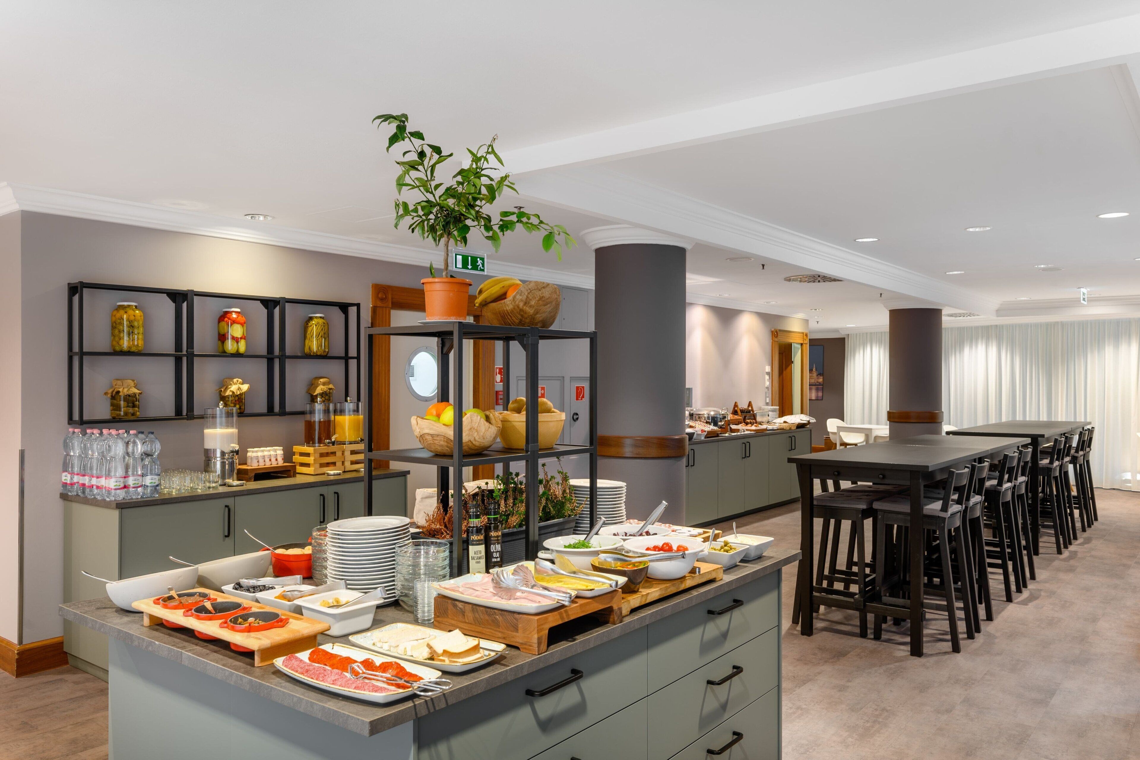 daily continental breakfast (eur 17 per person)