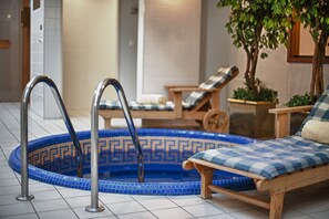 Indoor spa tub