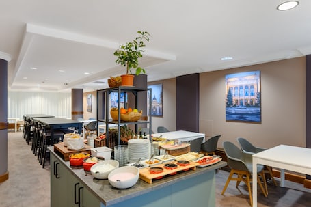 Daily continental breakfast for a fee. Marriott Executive Apartments Millennium Court