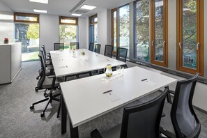 A conference room with a long table, chairs, and large windows. - Mamaison Residence Downtown (Prague)
