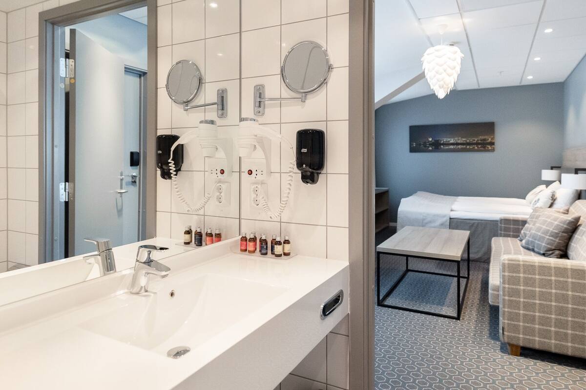 shower, free toiletries, hair dryer, towels