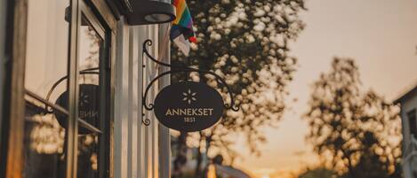 Un cartello stradale con la scritta "ANNEKSET 1851" su una facciata di un edificio.