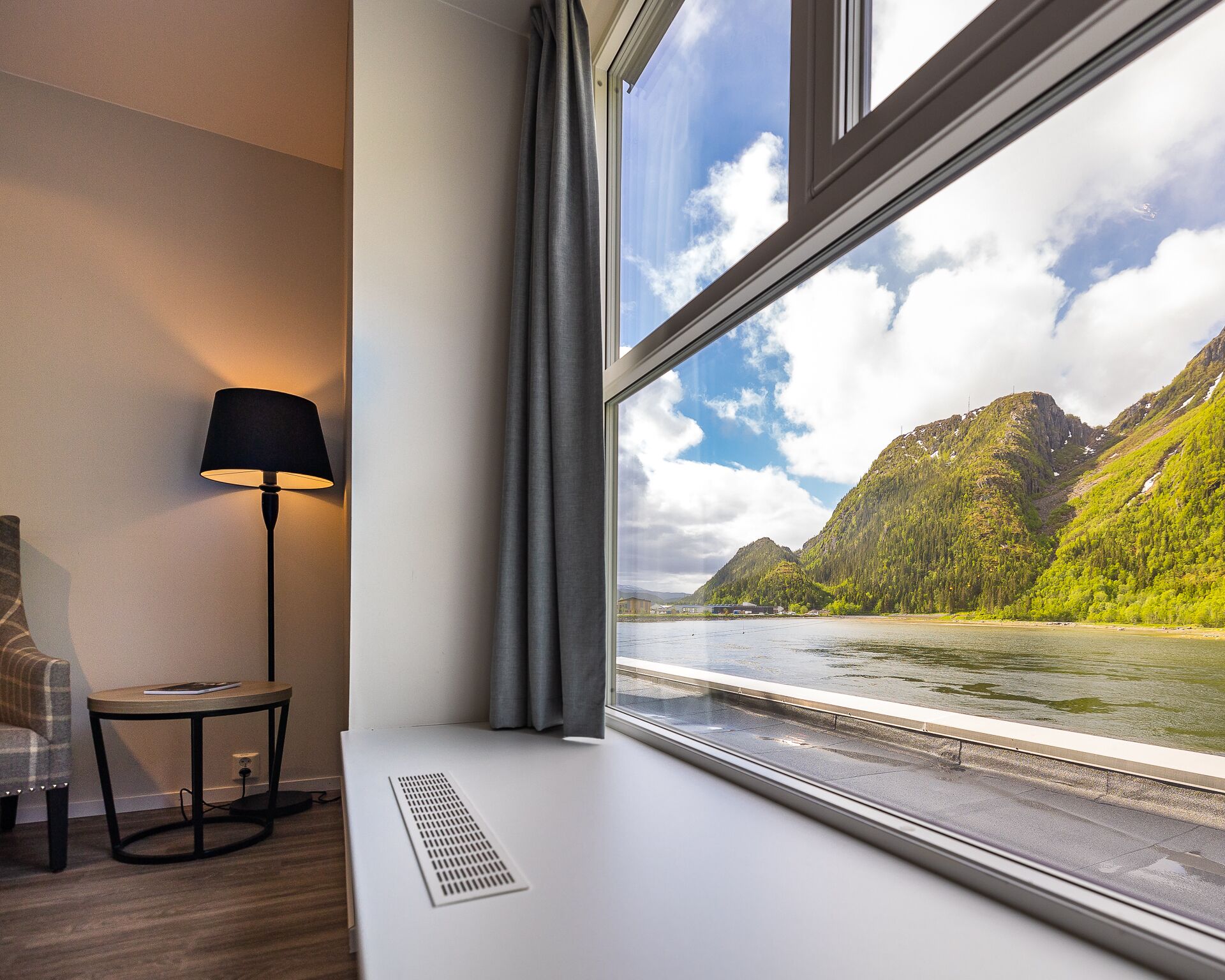 modern double room, river view | 1 bedroom, pillow-top beds, desk, free wifi