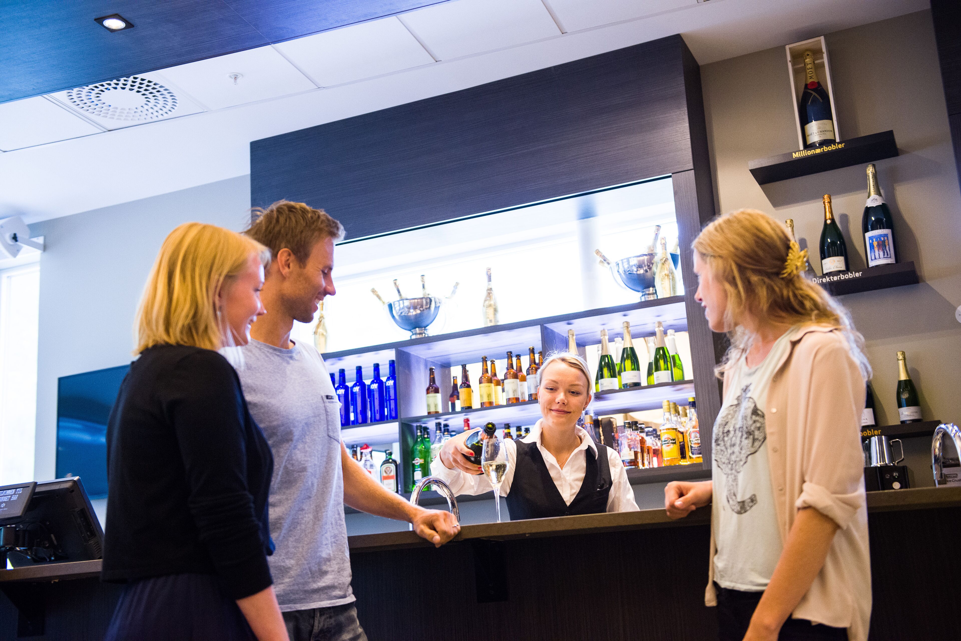 Eine Bar mit Regalen voller Flaschen und einer Theke.