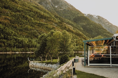 2 restaurantes; se sirve almuerzo y cena; cocina local. Fru Haugans Hotel