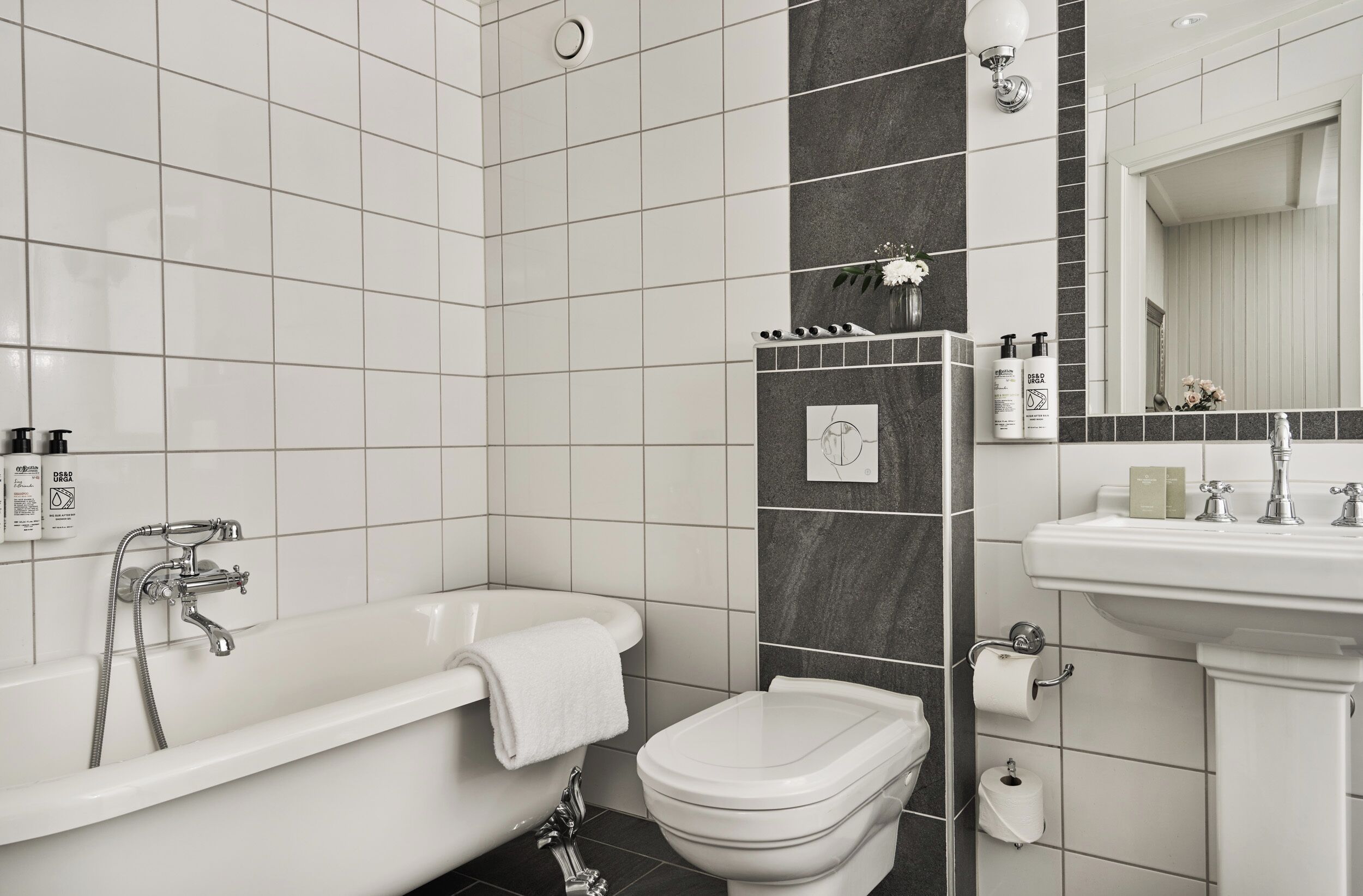 Un baño moderno con bañera, inodoro y lavabo.