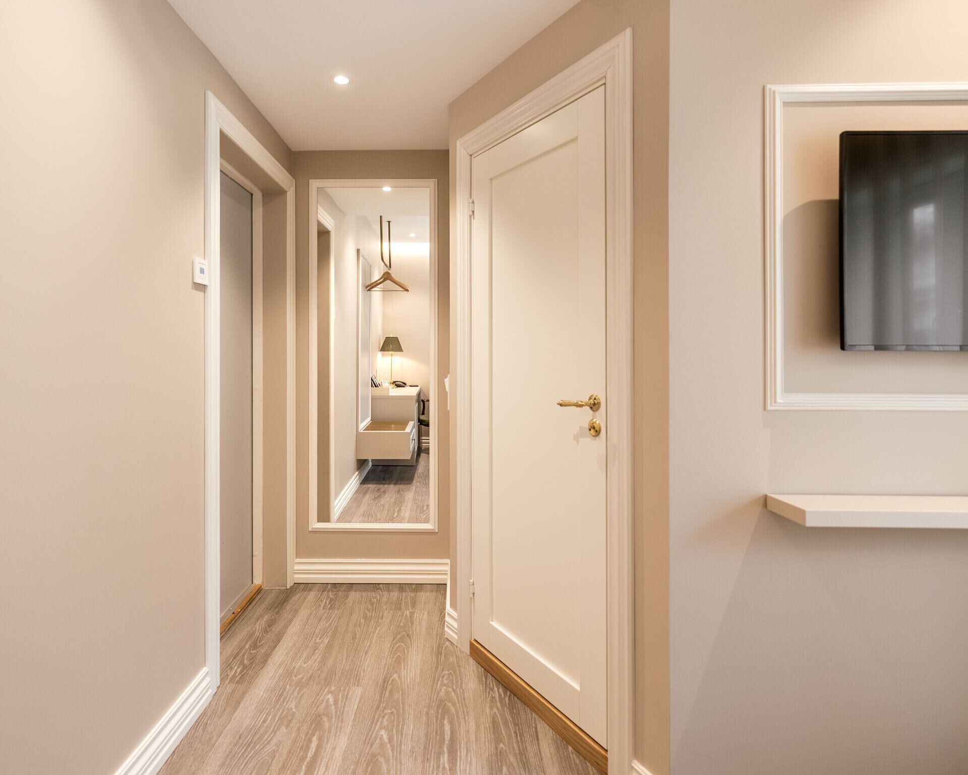 superior single room | 1 bedroom, pillow-top beds, desk, free wifi