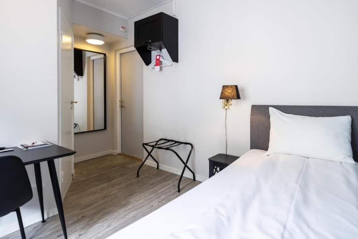 Habitación estándar (Økonomi Enkeltrom) | 1 dormitorio, colchones con acolchado adicional, escritorio