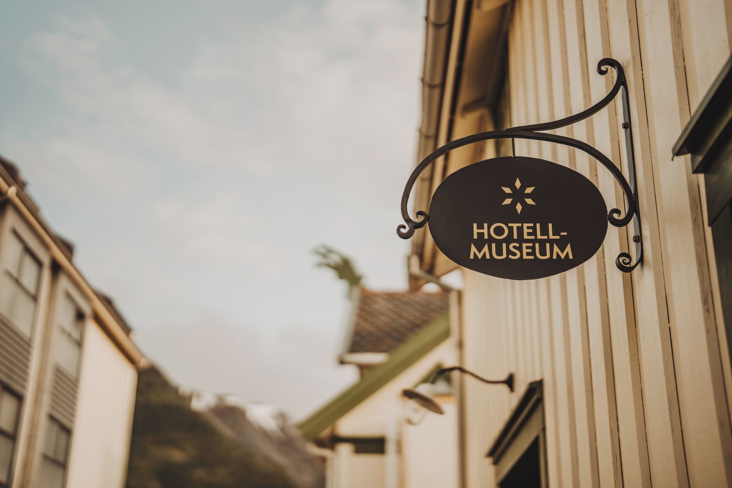 En skylt för hotellet och museet, placerad på en byggnads fasad.