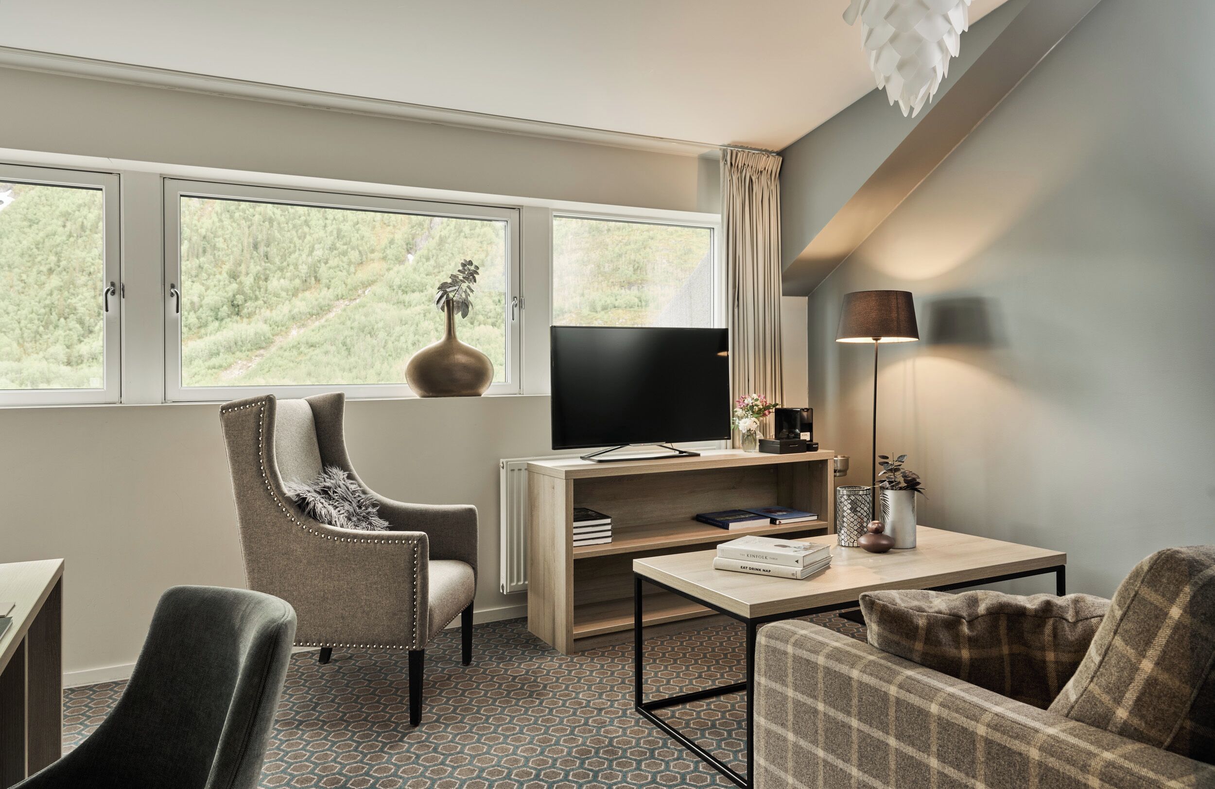 Suite (Modern) | Pillowtop beds, desk, free WiFi, bed sheets