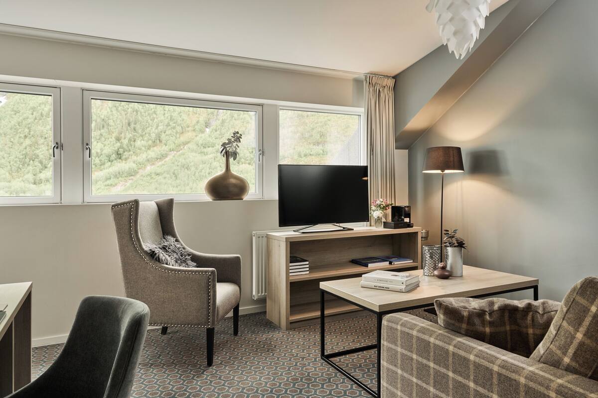 Suite (Modern) | Pillow-top beds, desk, free WiFi, bed sheets