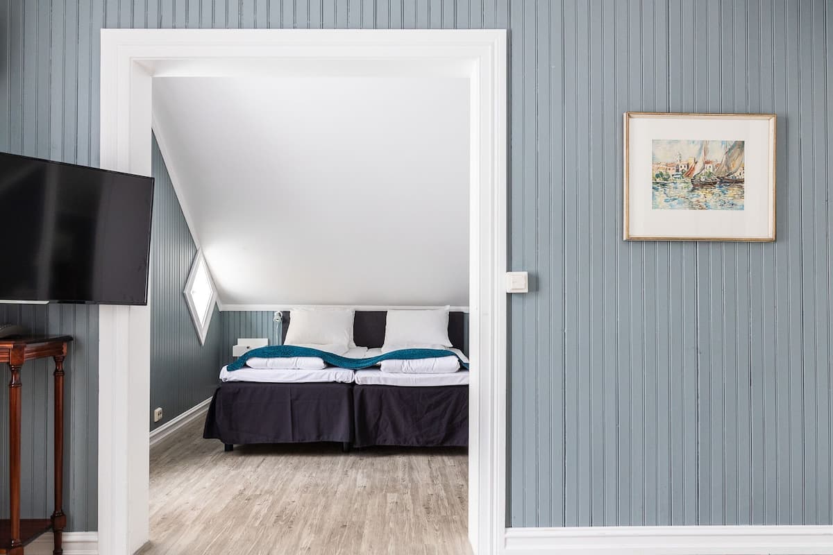 1 dormitorio, colchones con acolchado adicional, escritorio