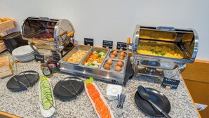 A buffet with various food options including bacon, eggs, and scrambled eggs. - Rugs Hotel Düsseldorf – Self Check- In (Düsseldorf)