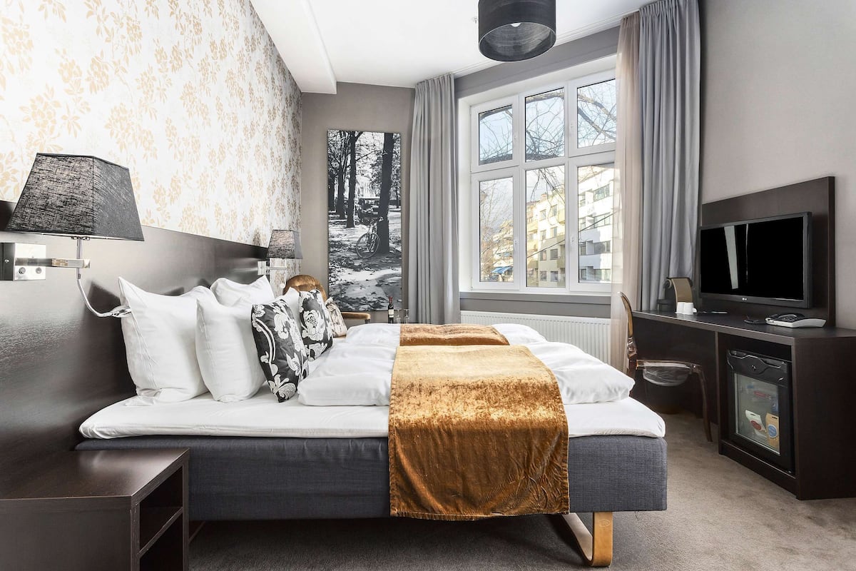 standard room, 1 king bed, non smoking | premium bedding, pillow-top beds, minibar, laptop workspace