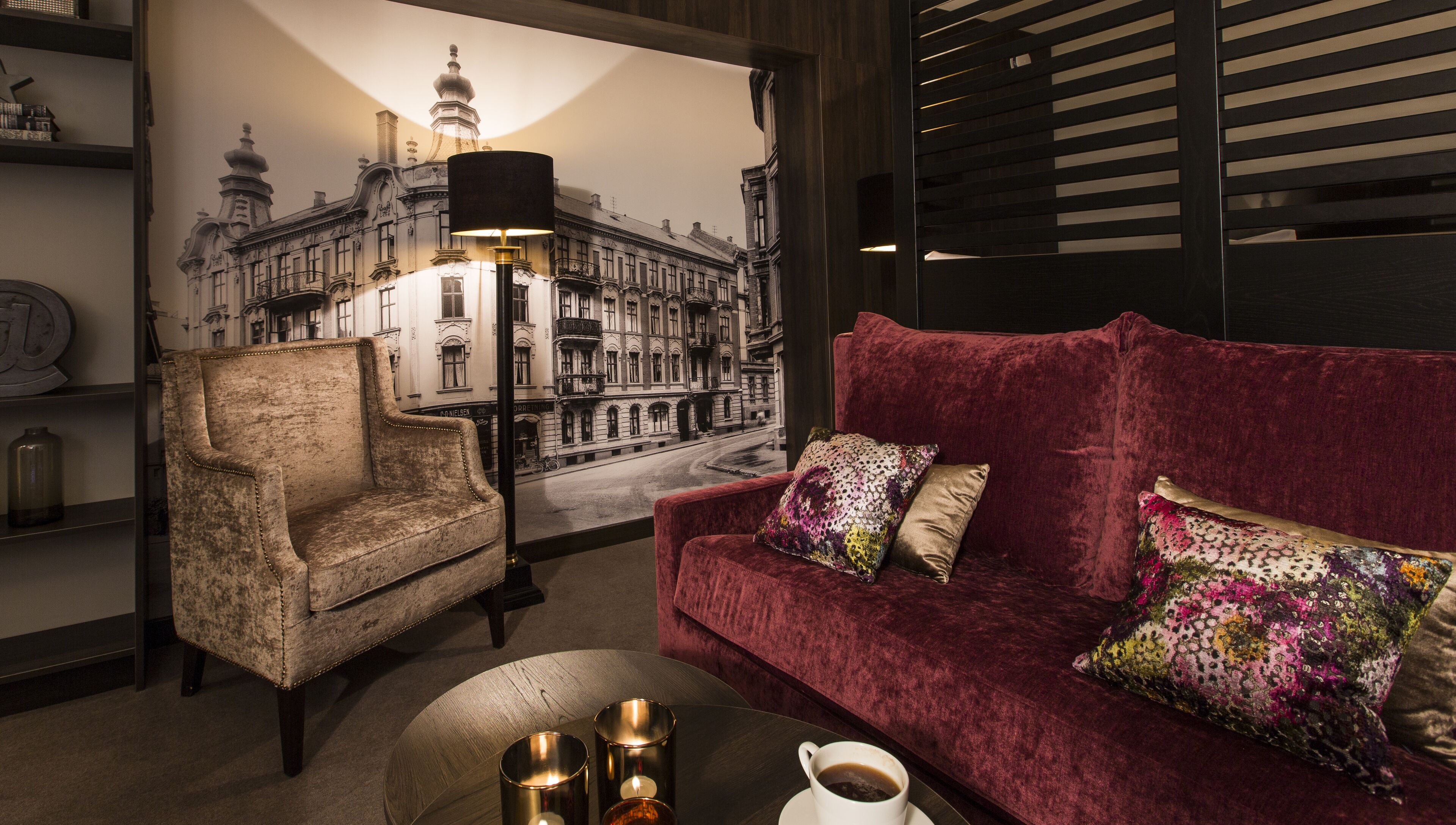 고급 침구, 필로우탑 침대, 미니바, 노트북 작업 공간