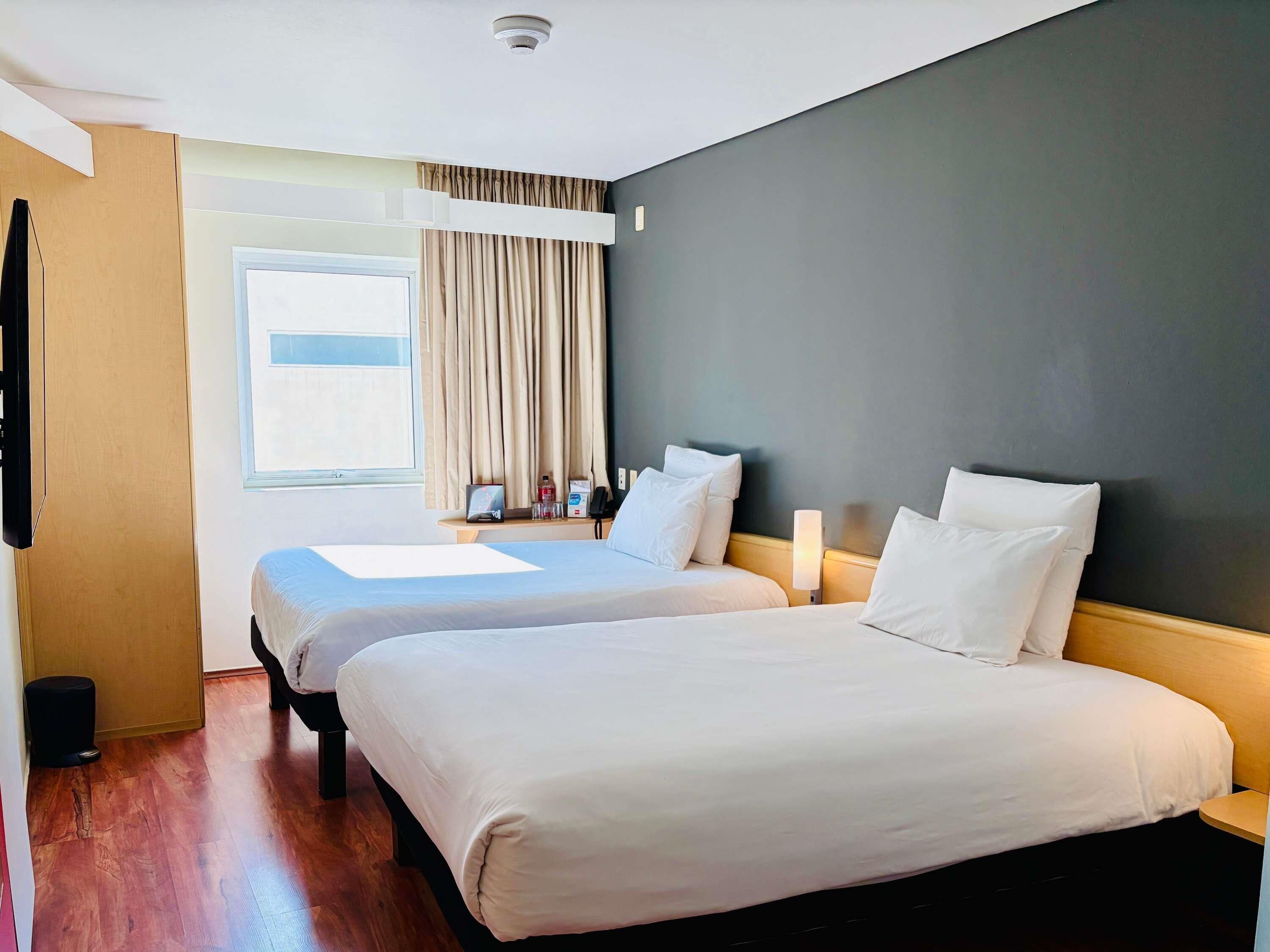 Habitación estándar, 2 camas dobles | Escritorio, cortinas opacas, sistema de insonorización