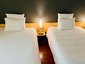스탠다드룸, 더블침대 2개 | 책상, 암막 커튼, 방음 설비, 다리미/다리미판