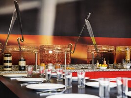 Se sirven cenas y cocina mexicana, restaurante con mesas al aire libre 