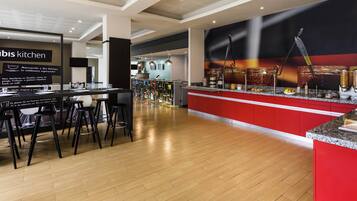 Se sirven cenas y cocina mexicana; con mesas al aire libre