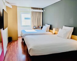 Escritorio, cortinas blackout y sistema de insonorización 