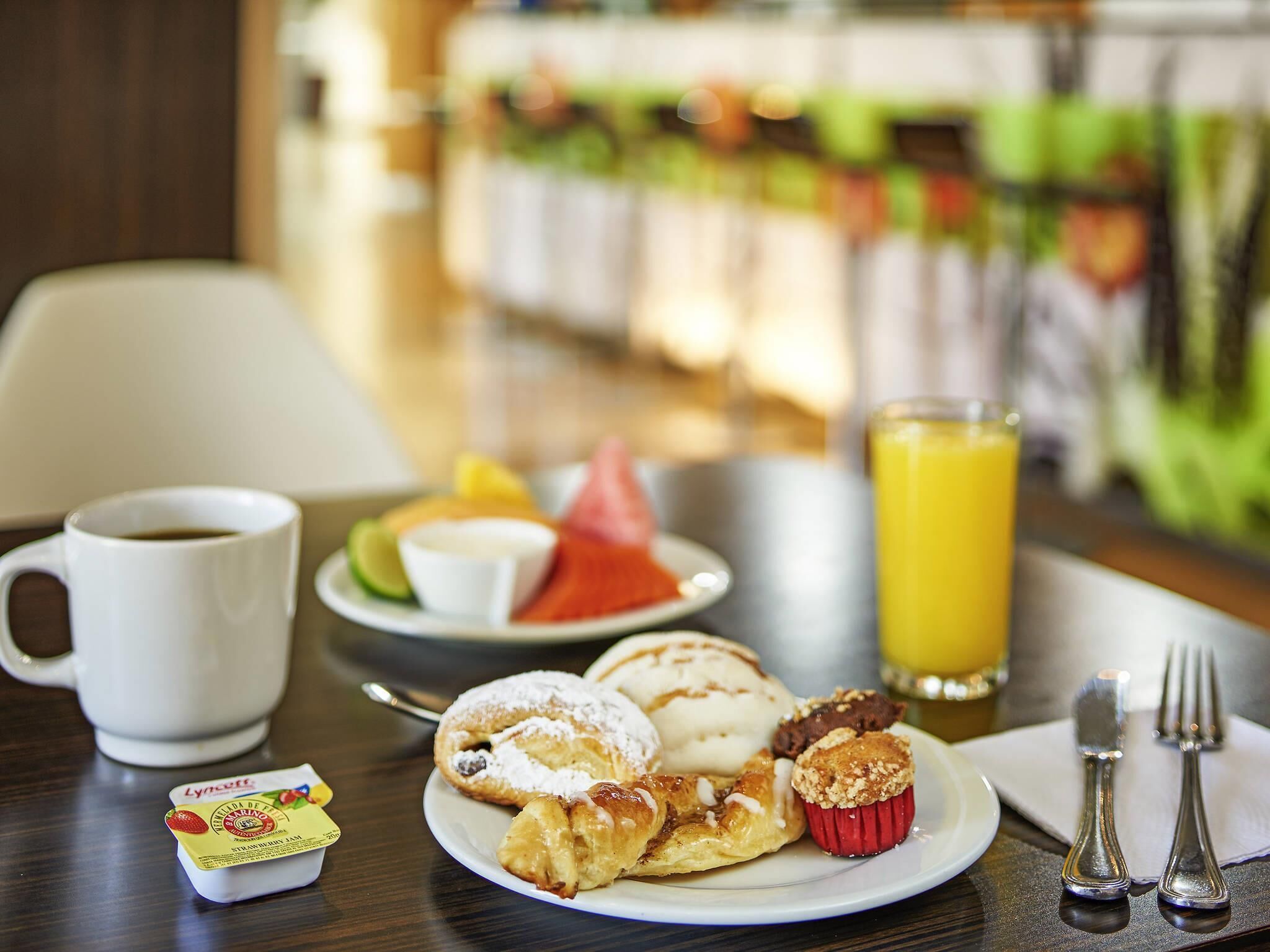 بوفيه فطور يوميًا بتكلفة قدرها (299 MXN للشخص)