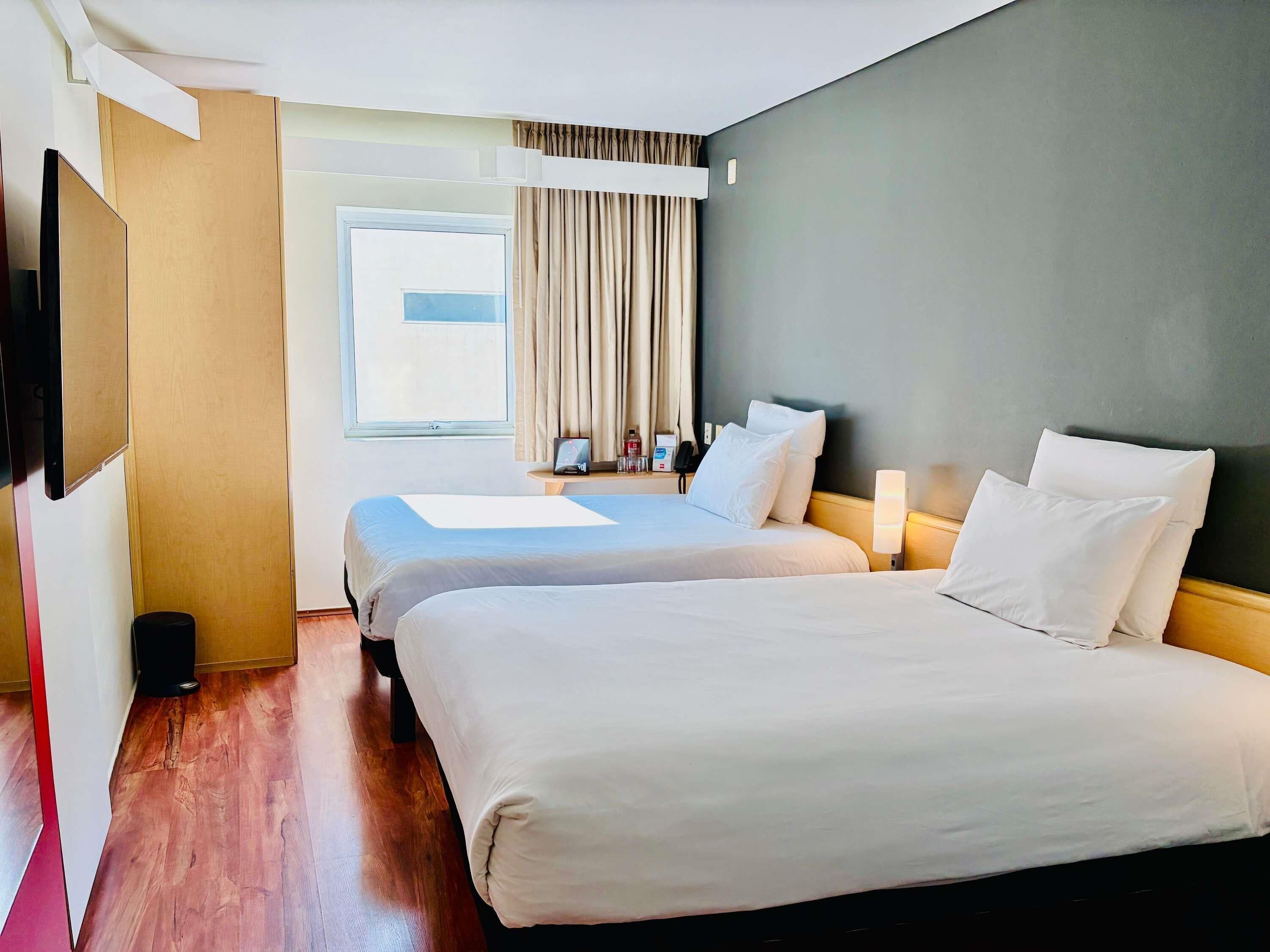 غرفة عادية - سريران مزدوجان | مكتب وستائر تعتيم وتجهيزات عازلة للصوت ومكواة/لوح كي