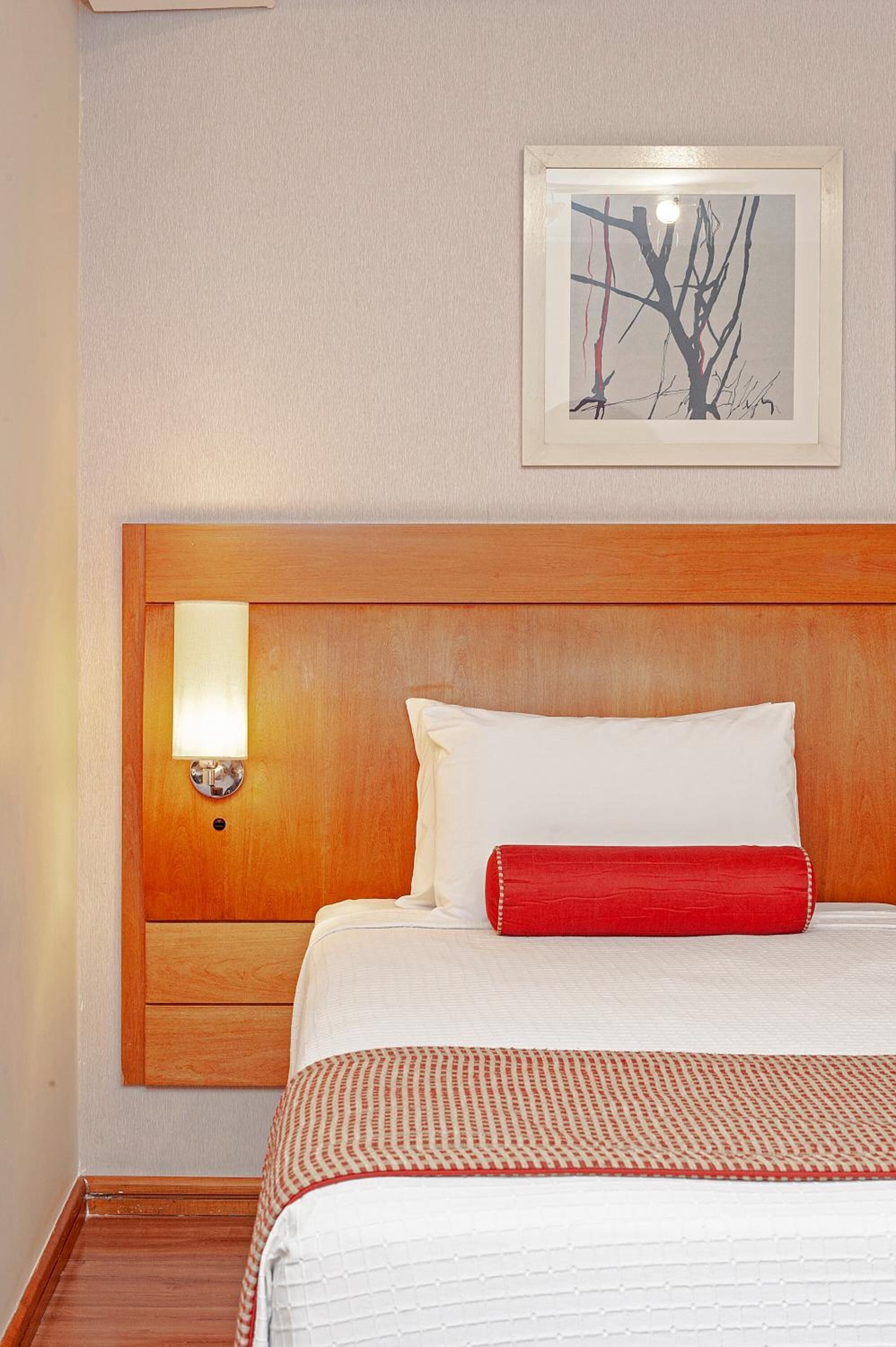 Minibar, brankas, meja kerja, dan tirai kedap cahaya