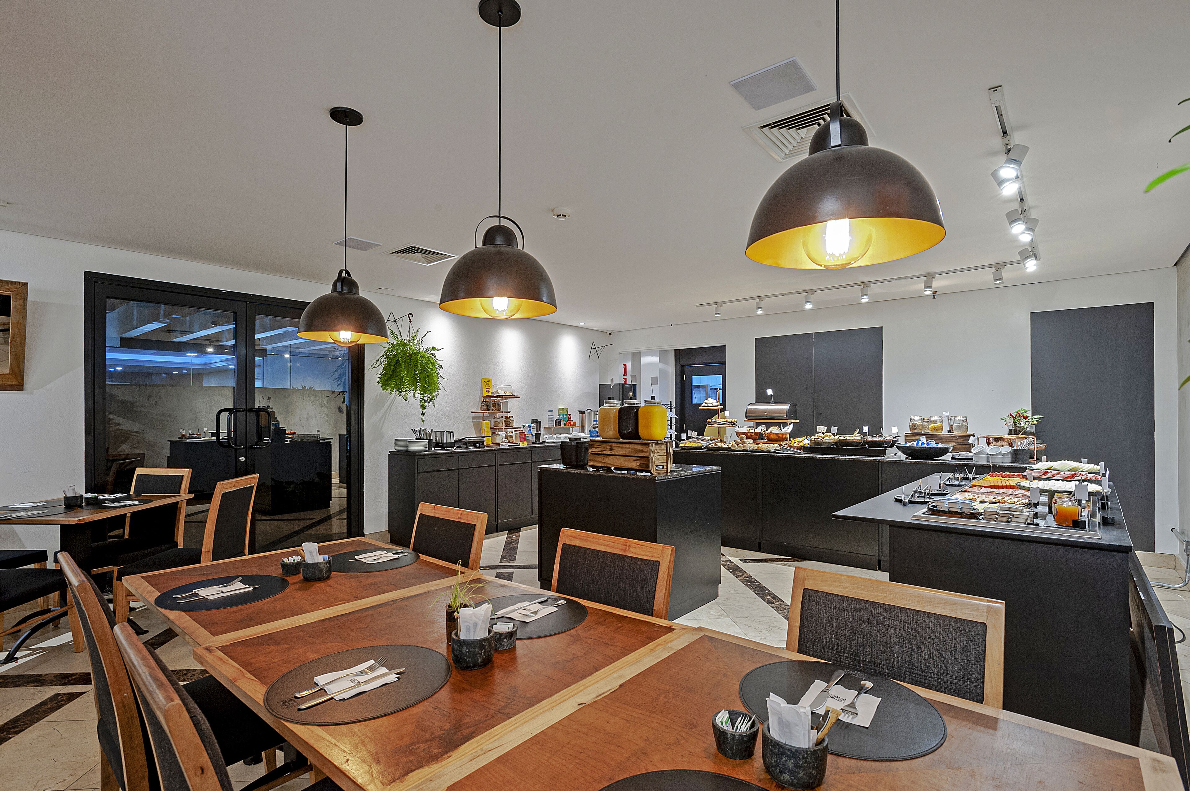 تقديم الإفطار والغداء والعشاء