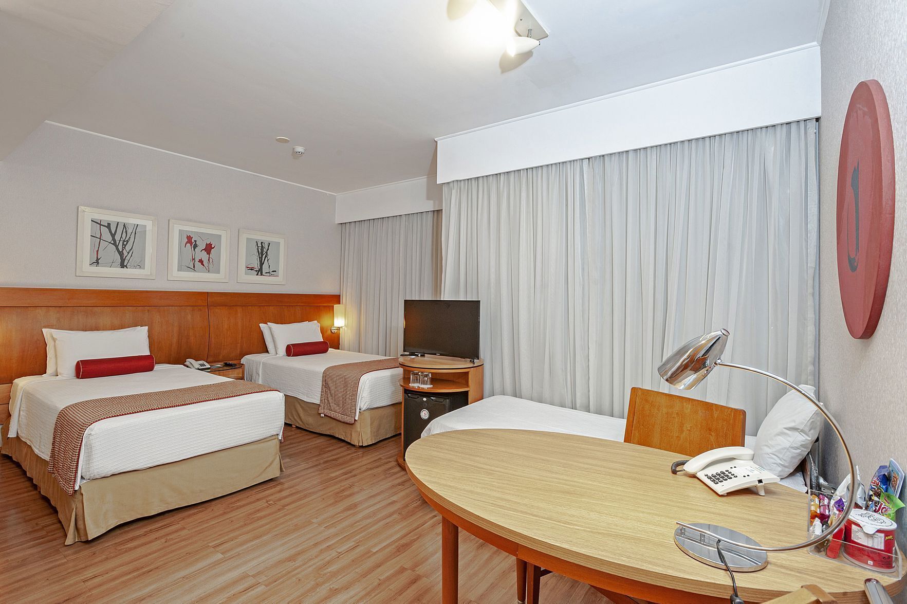 Minibar, brankas, meja kerja, dan tirai kedap cahaya