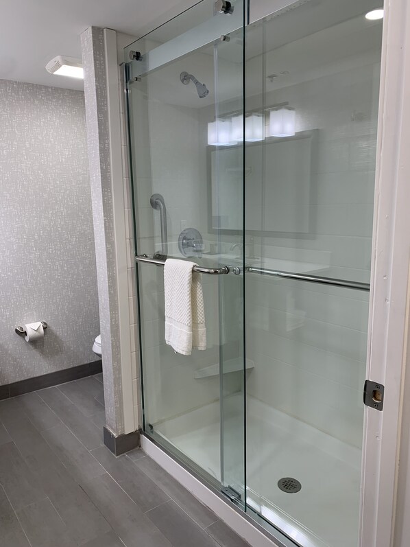 Amenidades de baño de diseñador, secadora de cabello, toallas 