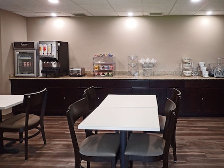Desayuno continental incluido todos los días . Sleep Inn & Suites California MD