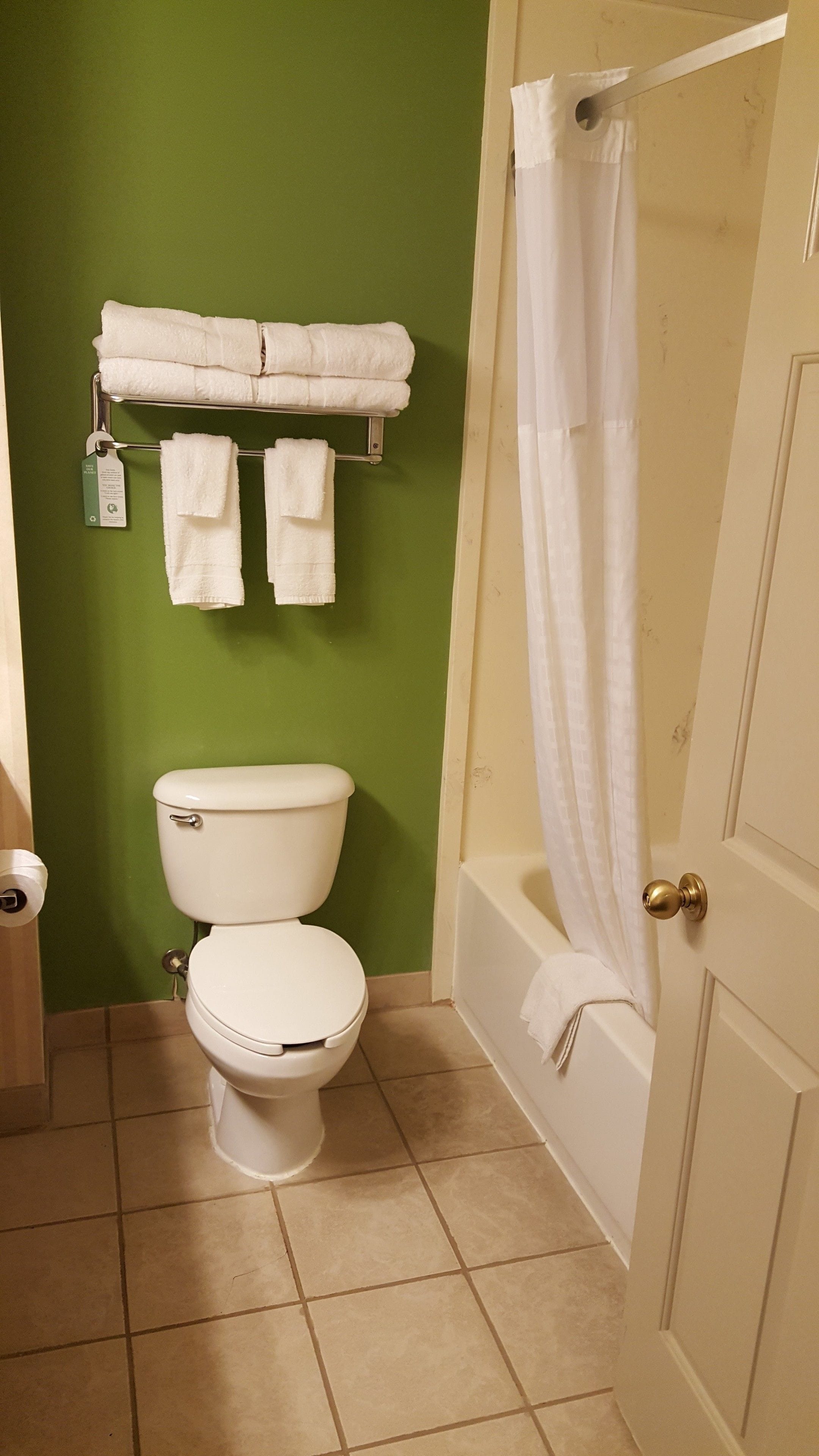 Kostenlose Toilettenartikel, Haartrockner, Handtücher