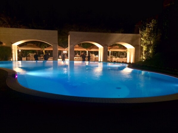 Seasonal outdoor pool, pool umbrellas, sun loungers