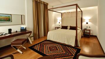 Duntäcken, minibar, värdeförvaringsskåp på rummet och skrivbord