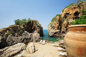 Einkaströnd í nágrenninu, hvítur sandur, ókeypis strandrúta, sólbekkir