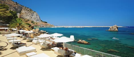 Playa privada en los alrededores, arena blanca