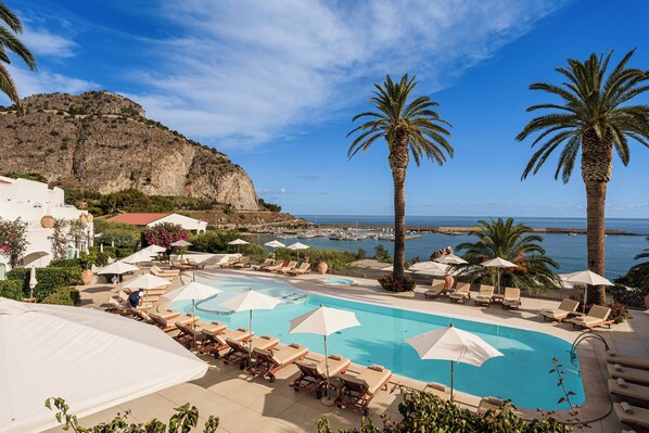 Piscina externa sazonal, funciona das 8h às 19h, guarda-sóis
