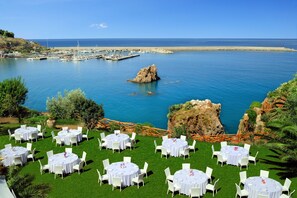 2 restaurants, breakfast, lunch served; local and international cuisine 