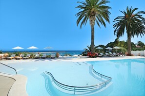Piscina externa sazonal, funciona das 8h às 19h, guarda-sóis