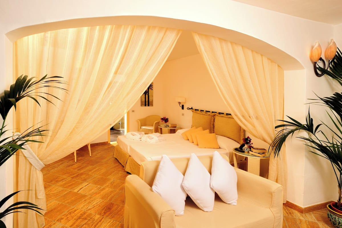 埃及棉床单、高档床上用品、羽绒被、迷你吧