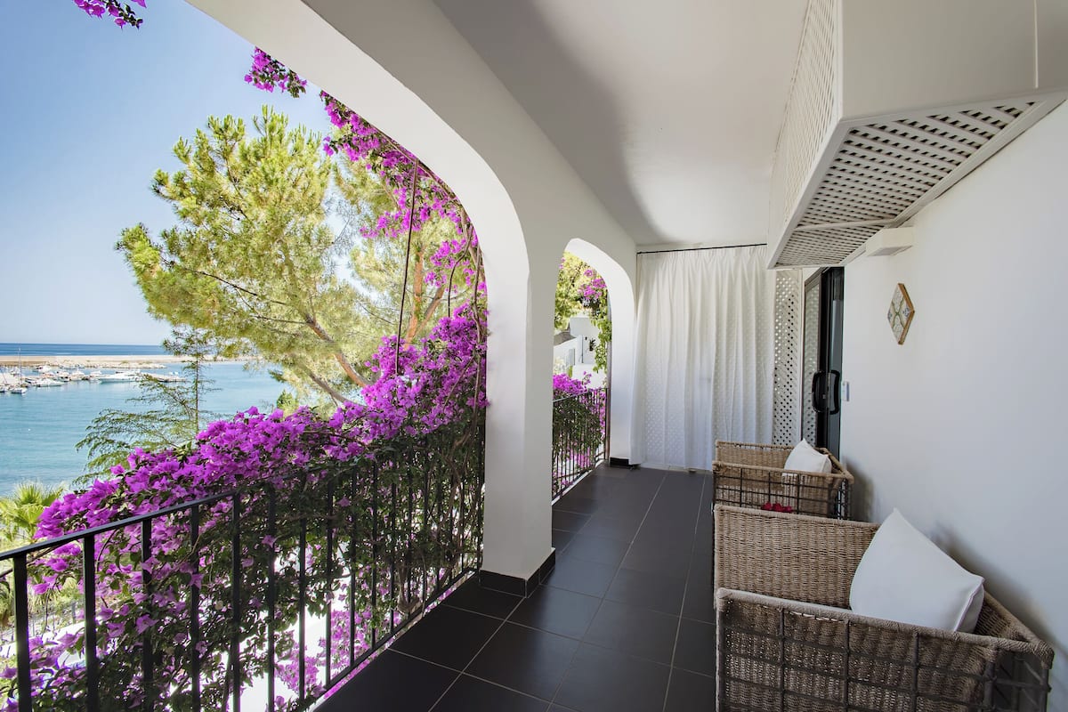 Egyptian cotton sheets, premium bedding, down duvets, minibar