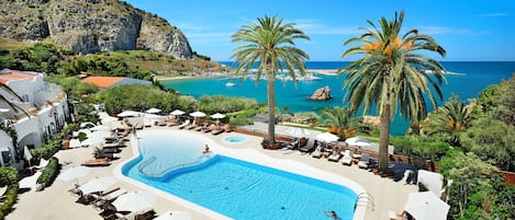 Piscine extérieure (ouverte en saison), parasols de plage